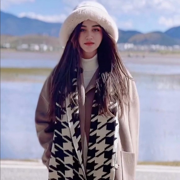 Meet your Posher, Liah - Picture 1 of 3